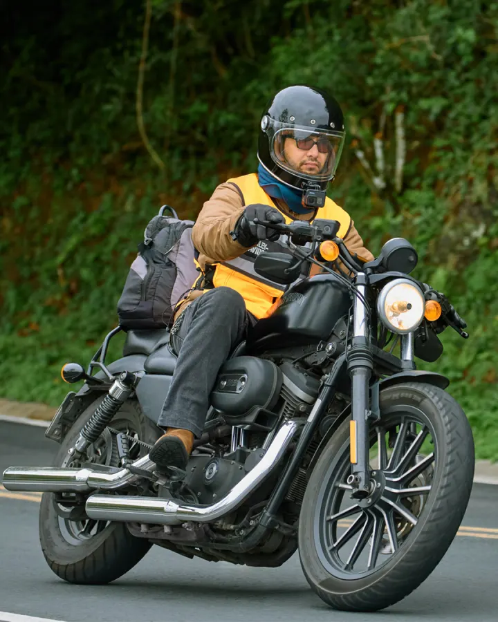Wagner Rosa pilotando numa estrada de serra